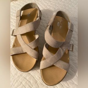 Dr. Scholl’s Original Collection grey suede platform sandal size 9 very comfy!